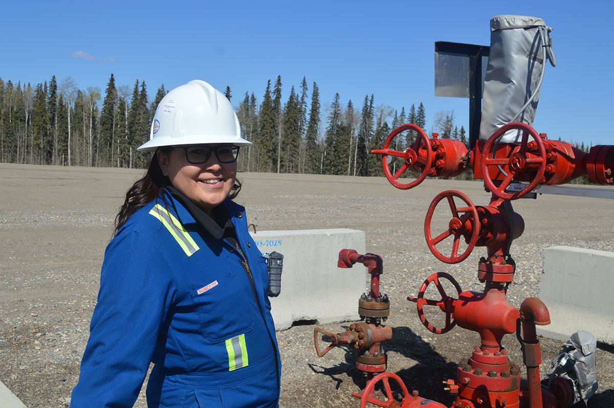 Lori Lineham, agente de liaison, pétrole et gaz, Première Nation de Doig River. Lori assiste aux inspections hebdomadaires avec les inspecteurs de la BCOGC. Ayant fait ses débuts en 2015, c’est elle qui compte le plus d’expérience à titre d’agente de liaison au sein du PLA.