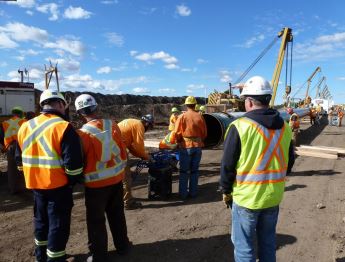 Groupe d’inspecteurs de la Régie sur un chantier de construction de pipeline