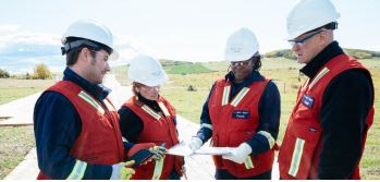 Inspecteurs de la Régie examinant des documents sur le terrain.