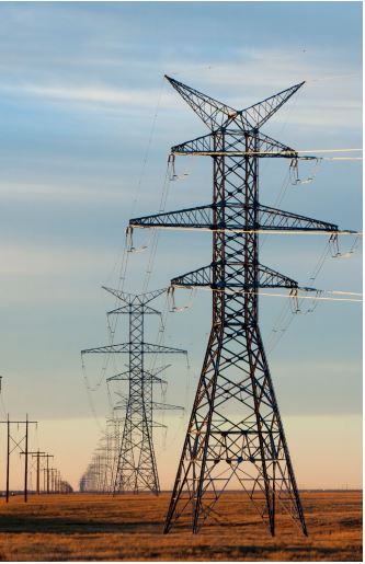 Rangée de lignes de transport d’électricité et de pylônes
