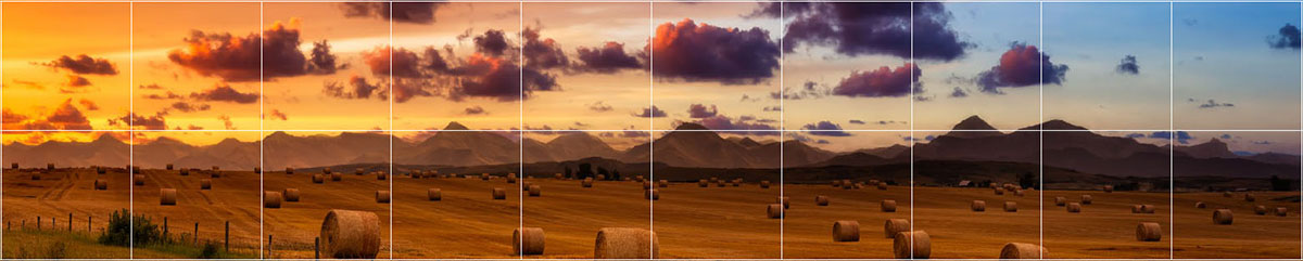 Coucher de soleil sur des terres agricoles parsemées de balles de foin
