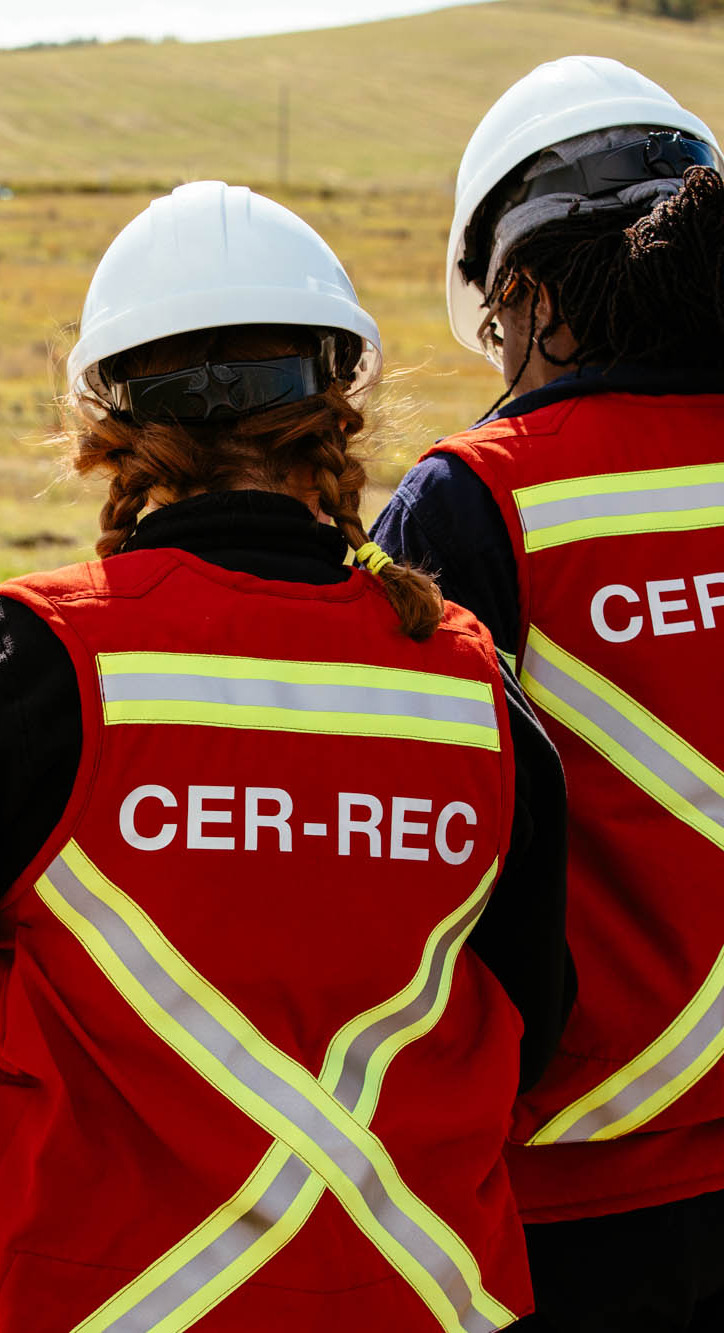 Des inspecteurs de la Regie au travail dans le champ
