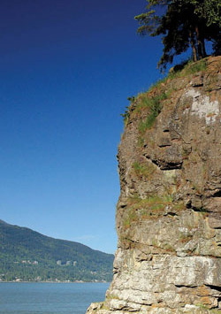 Rocher et lac