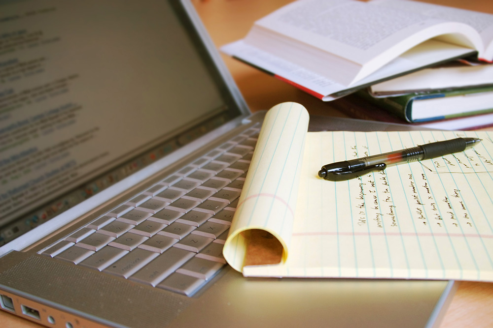 Ordinateur et bloc-notes