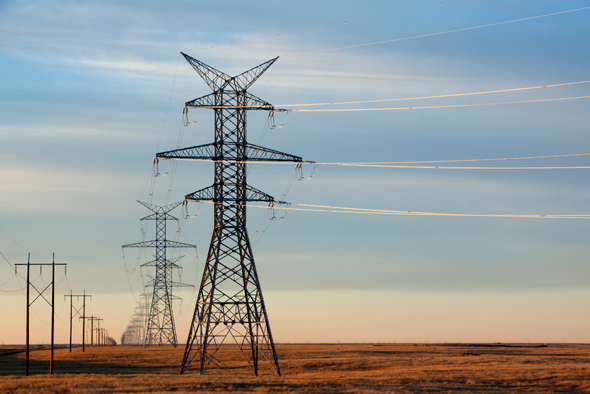 lignes de transmission de 230 kilovolts et de 500 kilovolts dans un champ herbeux