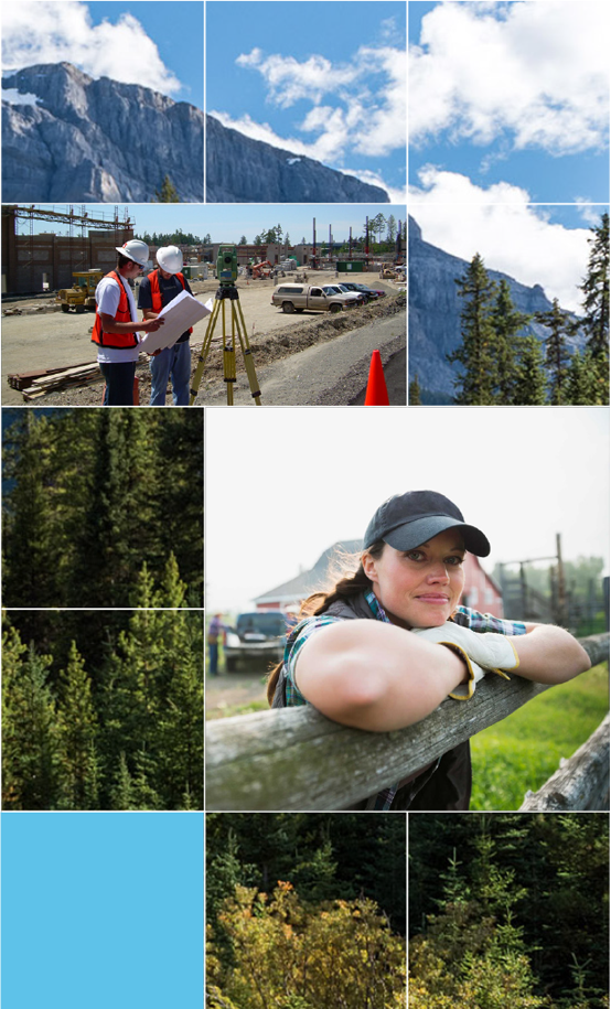 Deux arpenteurs portant de l’équipement de protection individuelle sur un chantier de construction regardent la carte à côté du trépied d’arpentage et agricultrice les bras croisés sur une clôture en bois portant gants de travail ainsi que casquette de baseball.