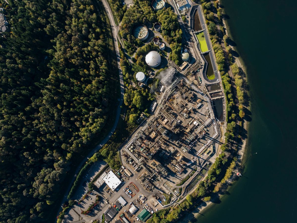 Vue aérienne du terminal Burnaby de Trans Mountain.