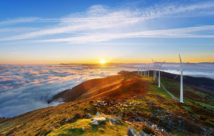 Des éoliennes côtières au coucher de soleil