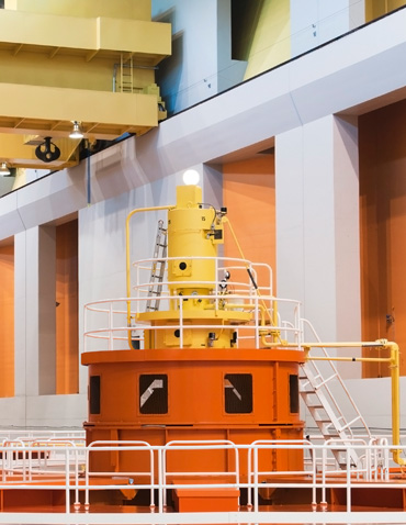 Extrémité supérieure d’un appareil qui produit de l’électricité lorsque l'eau fait tourner les turbines
