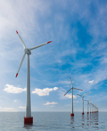 Éoliennes en mer sous le soleil