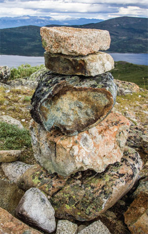 Photo : Cairn surplombant le lac Fish, près de Whitehorse, au Yukon.