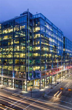  Photo de nuit de l’édifice abritant les bureaux de l’Office national de l’énergie