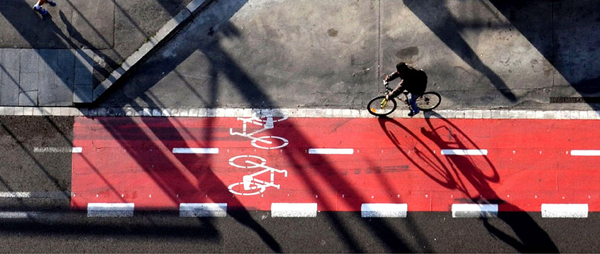 Vue aérienne d’une piste cyclable délimitée en rouge.