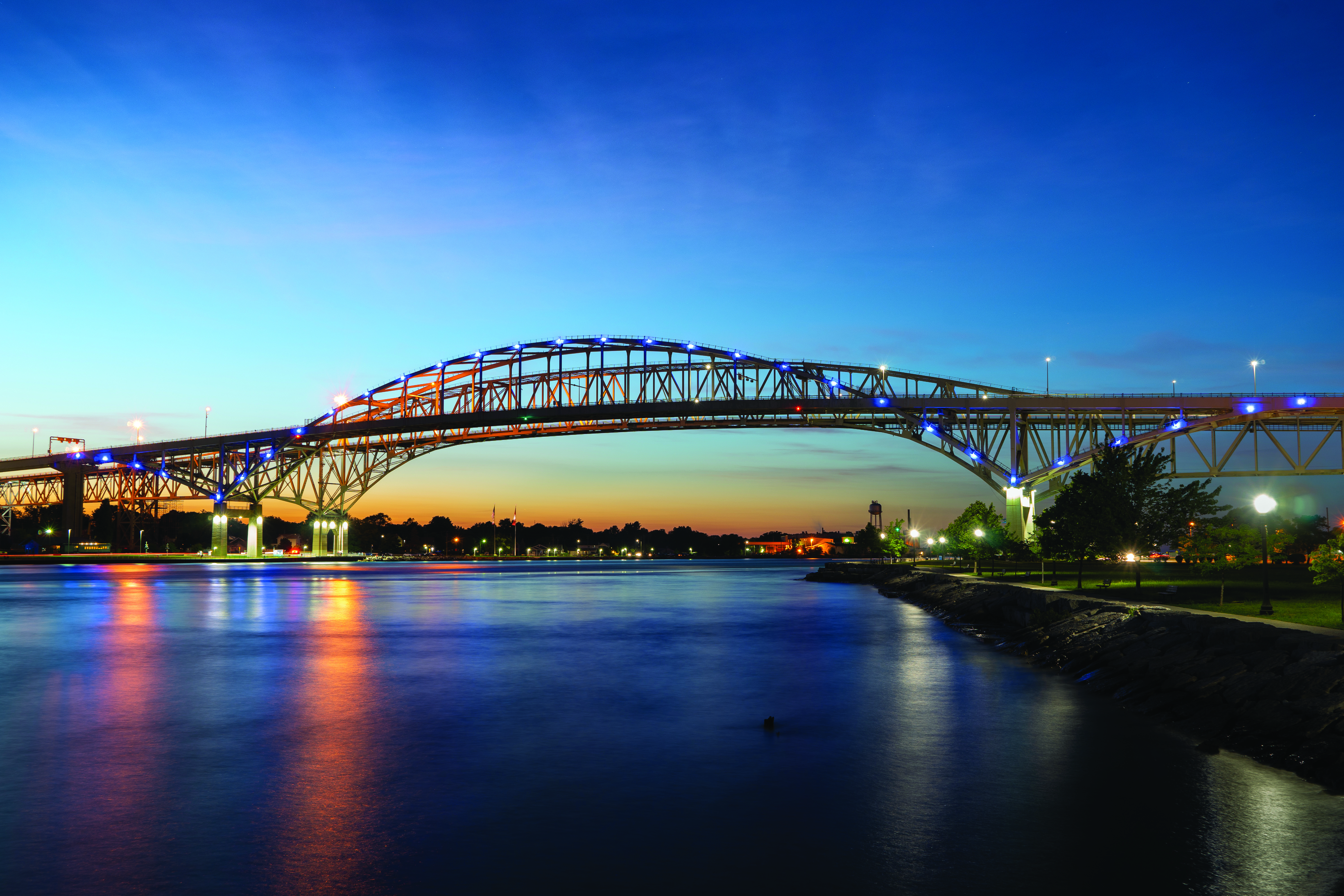Vue en contre-plongée du pont Blue Water, un poste frontalier important entre le Canada et les États-Unis, au coucher du soleil.