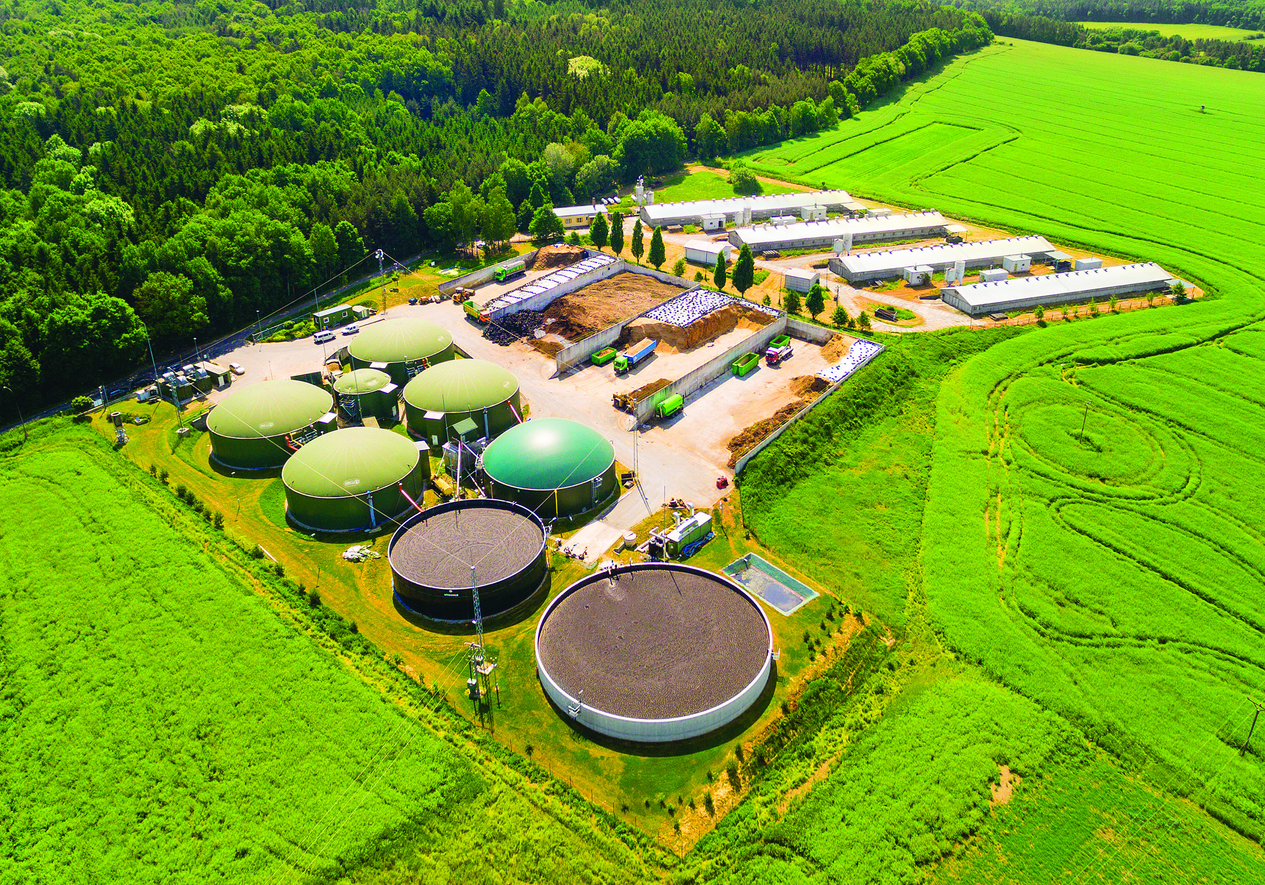 Vue aérienne d’une centrale de production de biogaz et de terres agricoles verdoyantes en République tchèque.