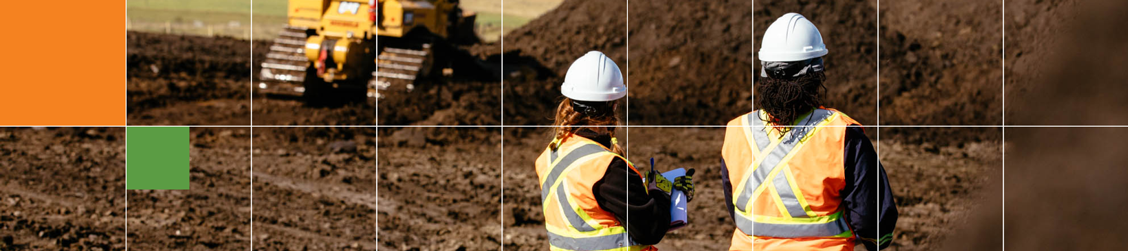 Bannière montrant deux employés de la Régie portant de l’équipement de protection individuelle et prenant des notes en présence de machinerie lourde qui prépare le chantier
