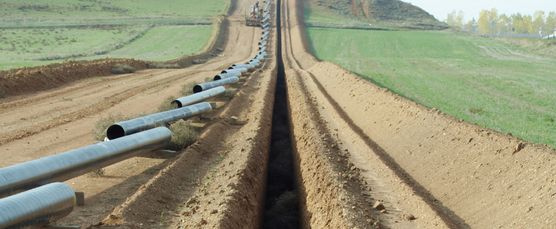 Construction d'un pipeline &ndash; Sections de conduite disposées le long d’une tranchée ouverte
