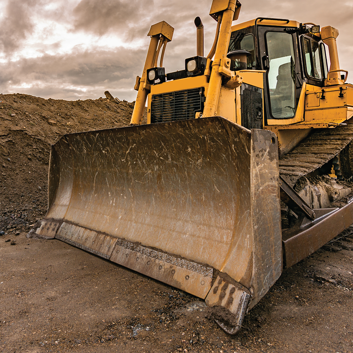 Bulldozer déplaçant de la terre pour la construction d’une route