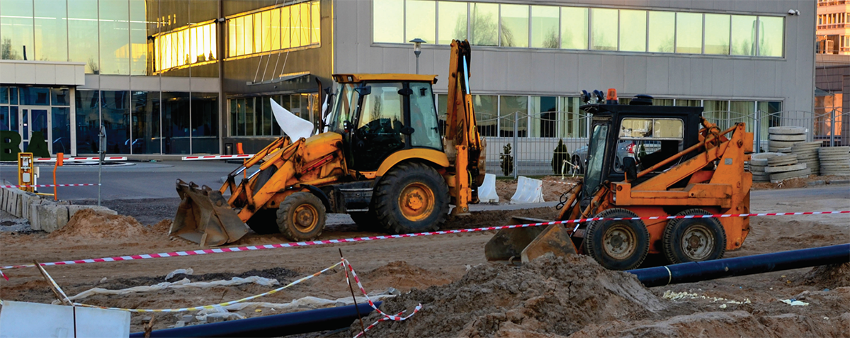 Chargeuse frontale en action dans une rue lors de la construction d’une route