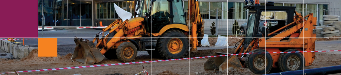 Bannière montrant deux chargeurs à direction à glissement inactifs sur un chantier