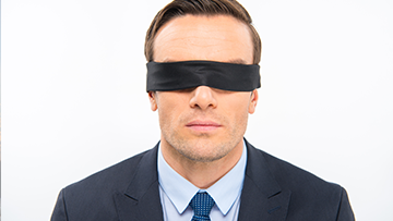Homme portant un bandeau sur les yeux.