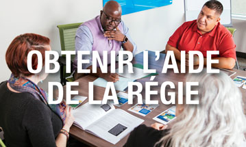 Quatre personnes en réunion aux bureaux de la Régie